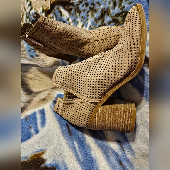 DOLCE VITA Chunky Heel Laser Cut Wedge Ankle Boots Size 7 - Picture 7 of 11